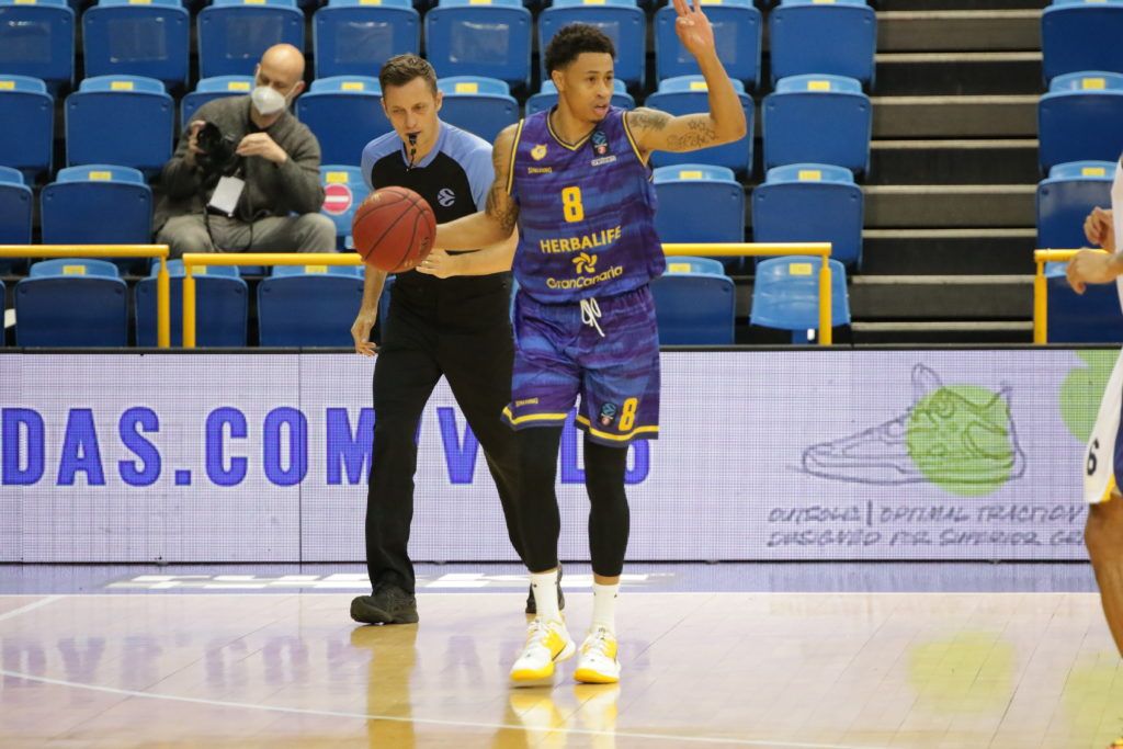 AJ Slaughter marcando jugada ante el Metropolitans 92
Foto vía cbgrancanaria.net