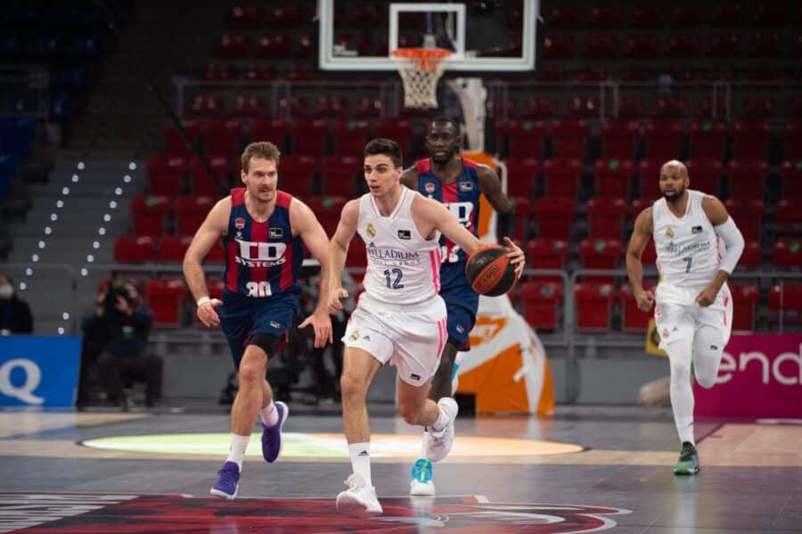 Carlos Alocén bota el balón en un TD Systems Baskonia - Real Madrid. Foto: Liga Endesa.