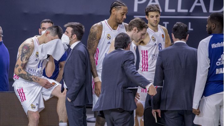 Plantilla y cuerpo técnico del Real Madrid en un partido.