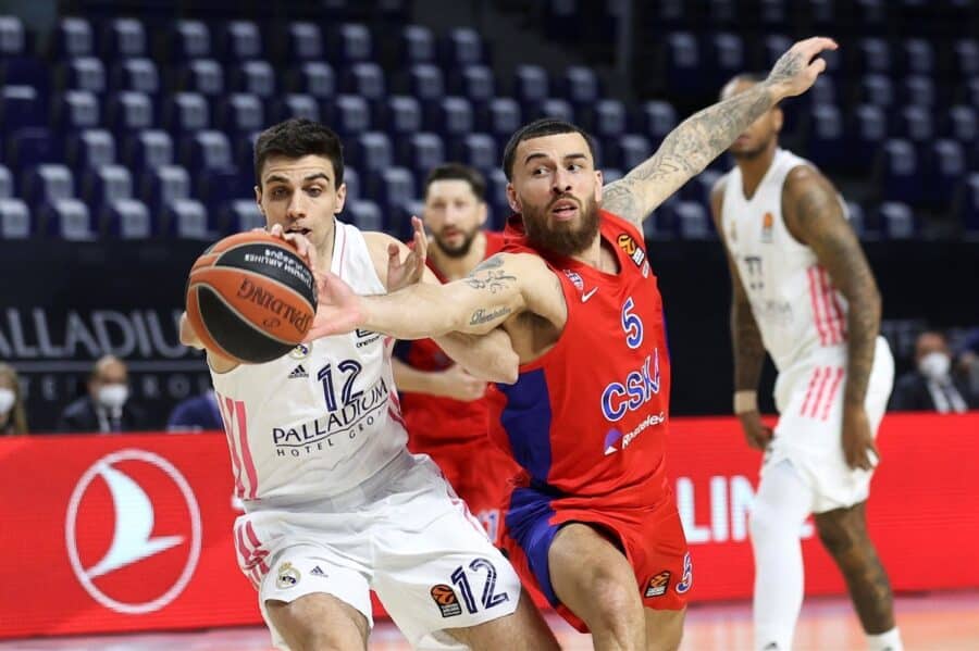 Carlos Alocén y Mike James disputan un balón durante el partido. Foto: Euroleague