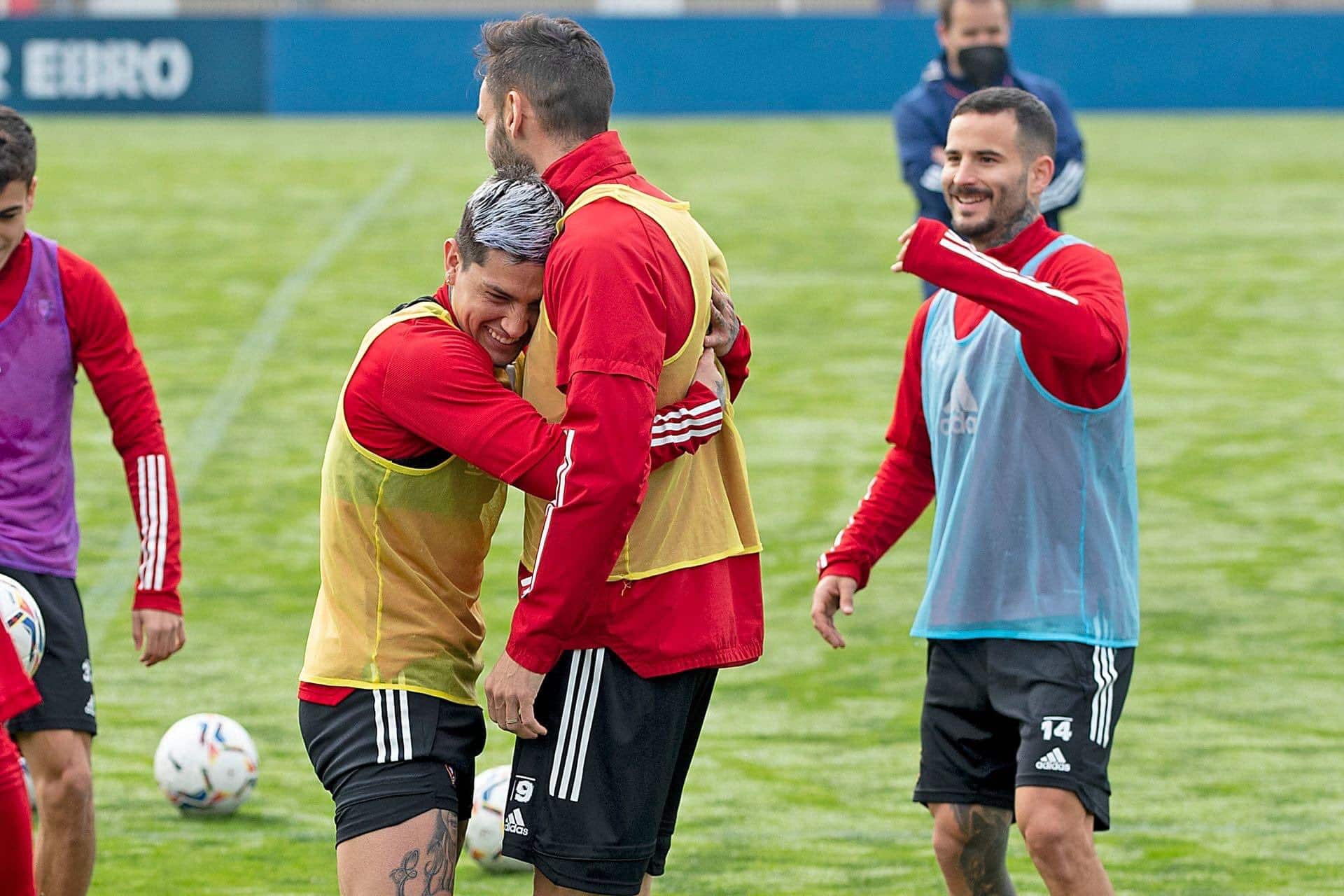 'Chimy' Ávila en un entrenamiento abrazado a Enric Gallego