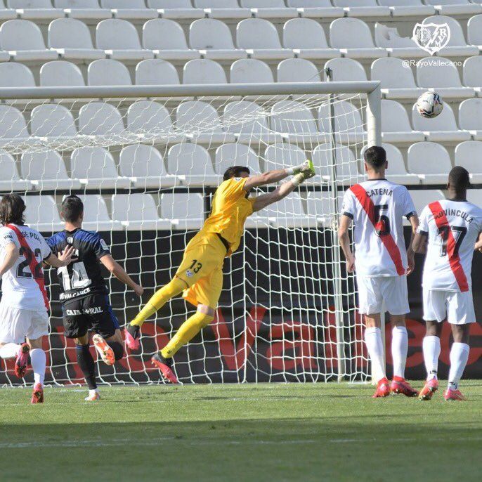Dimitrievski en el partido Rayo-Ponferradina