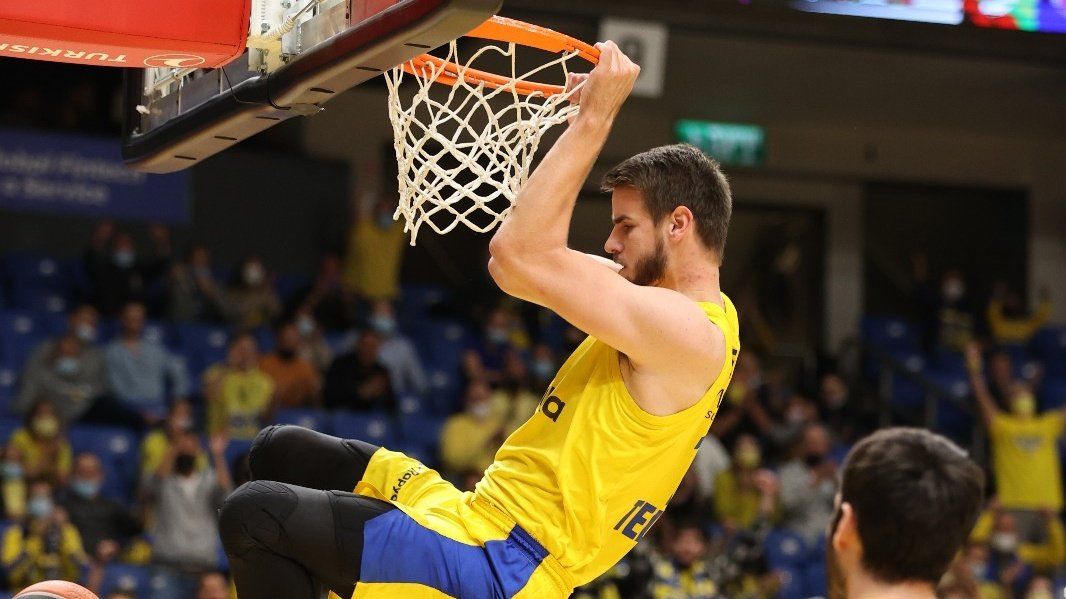 Dragan Bender se cuelga del aro. Foto: @MaccabitlvBC
