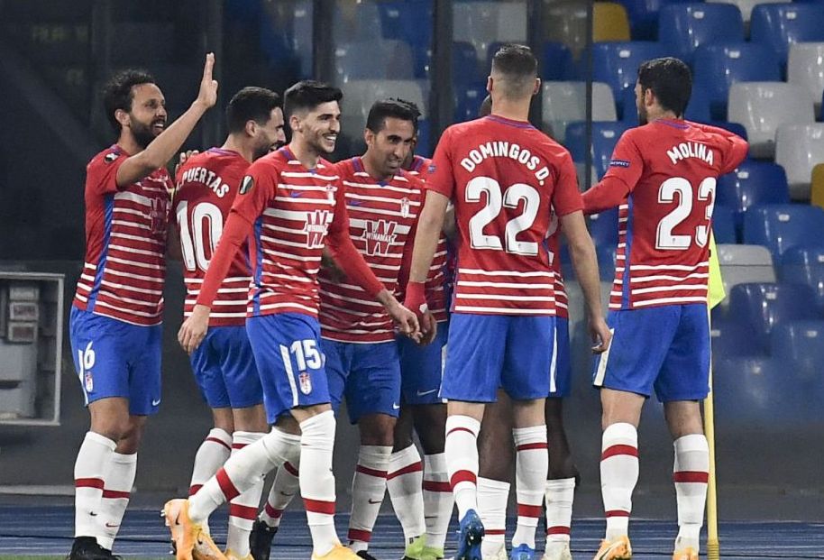 Jugadores del Granada celebrando el gol en Nápoles