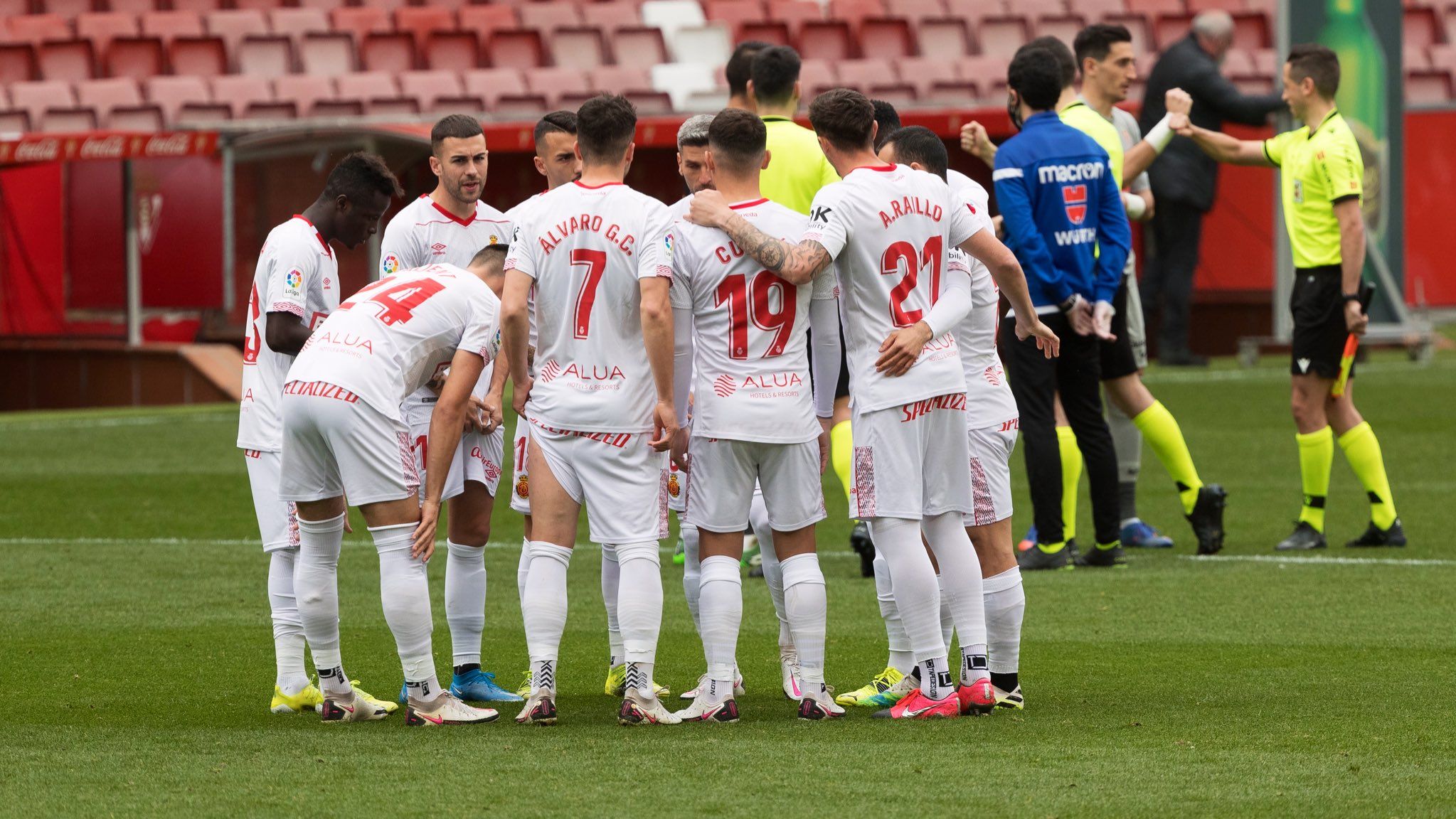 Corrillo del RCD Mallorca antes de iniciarse el partido en El Molinón
