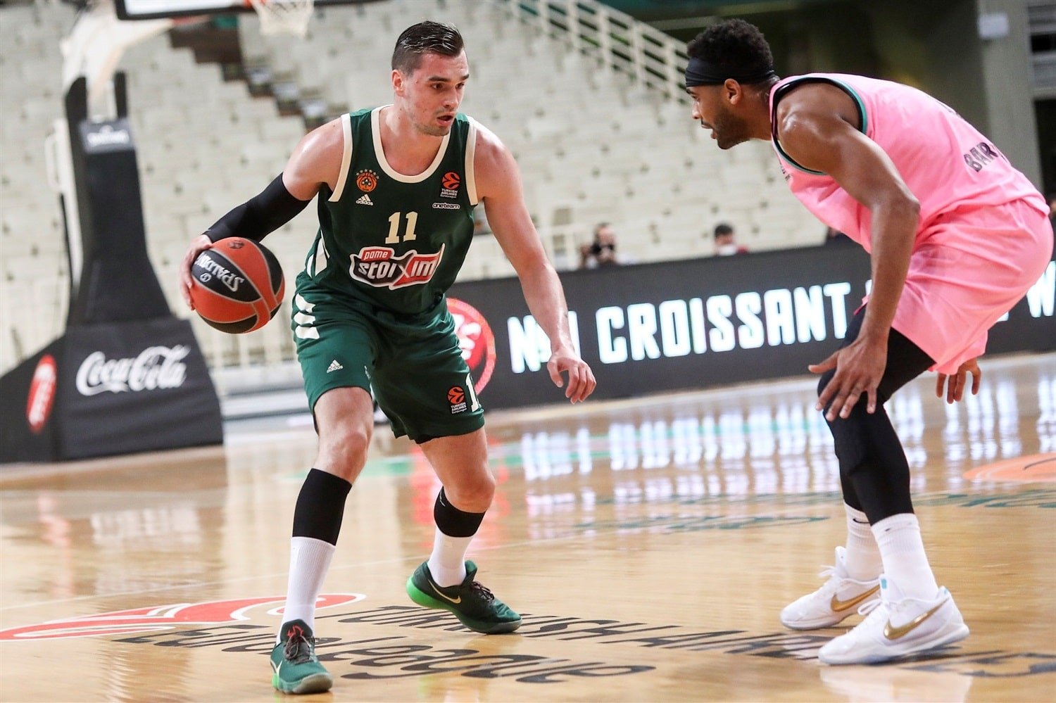 Mario Hezonja dribla ante la defensa de Brandon Davies. Foto: Euroleague