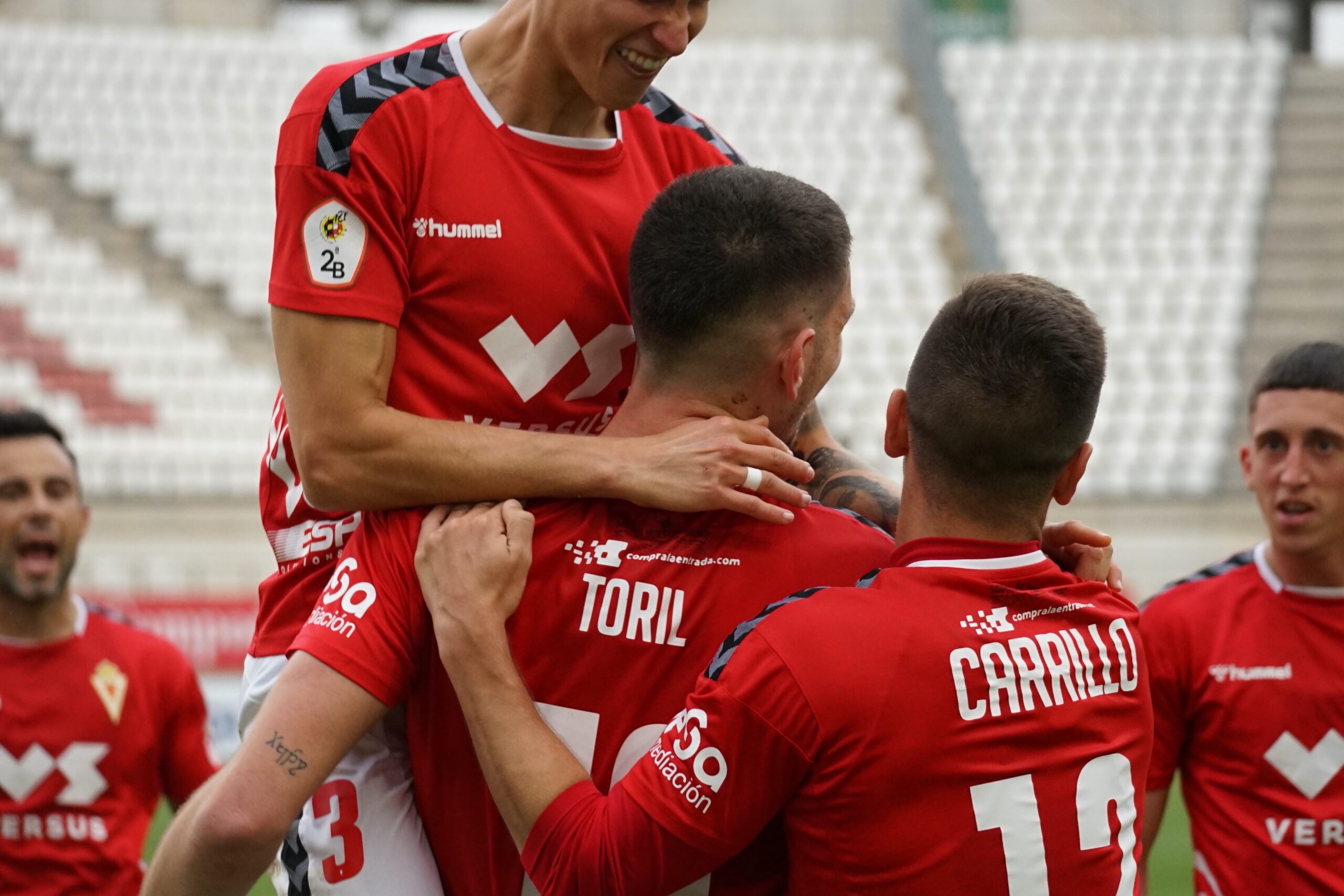 Jugadores del Murcia celebran un gol