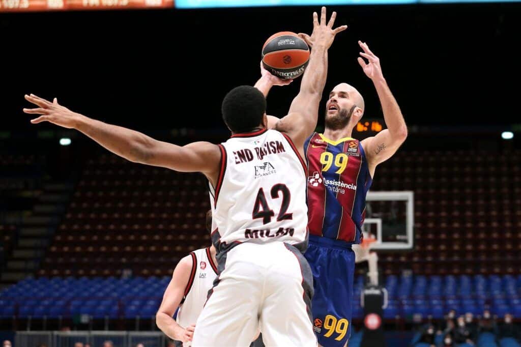 Nick Calathes lanza a canasta ante la defensa de Kyle Hines. Foto: Euroliga