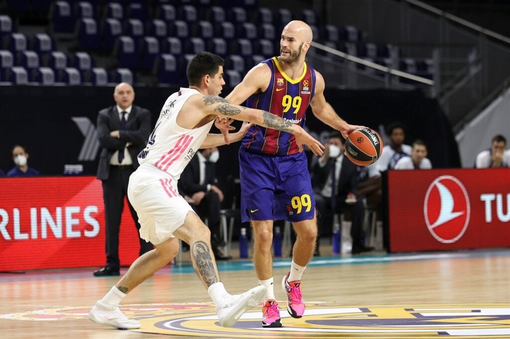 Nick Calathes protege el balón ante el intento de robo de Gaby Deck, Foto: Euroleague