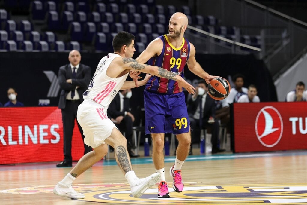 Nick Calathes protege el balón ante el intento de robo de Gaby Deck, Foto: Euroleague