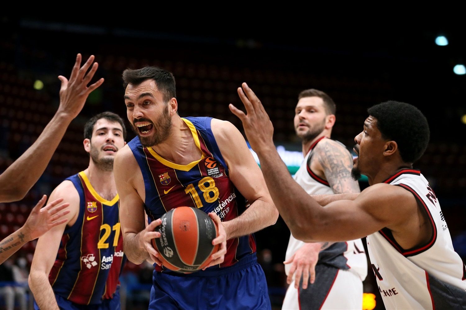 Pierre Oriola levanta un tiro ante la defensa de AX Milán. Foto: Euroleague