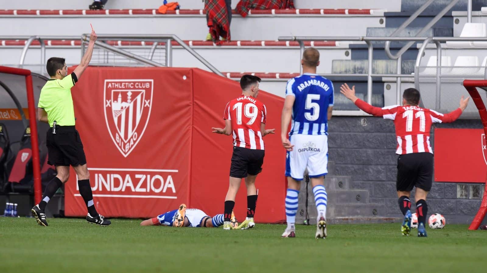 Instante en el Imanol ve la roja directa