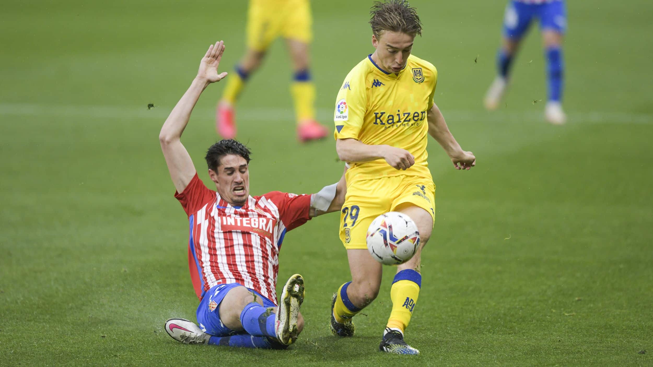 Pablo Pérez con Castro en un Sporting-Alcorcón