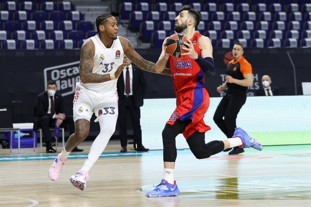 Tornike Shengelia ataca el aro ante la defensa de Trey Thompkins. Foto: Euroleague