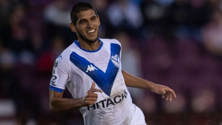 Luis Abram en un partido con Vélez