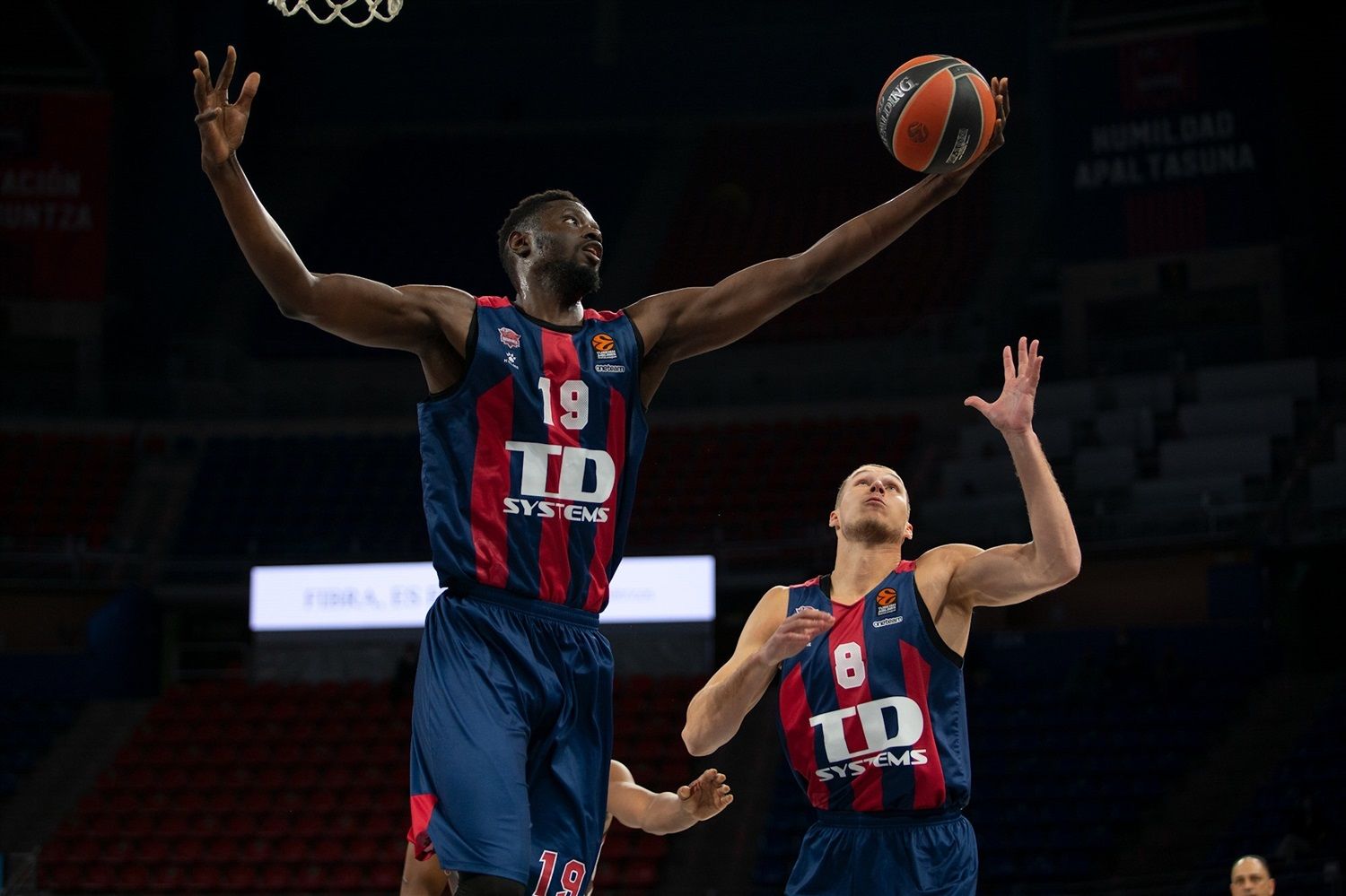 Youssoupha Fall captura un rebote. Foto: Euroleague