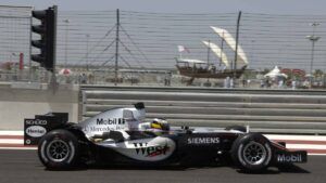 Lewis Hamilton y Pirelli, protagonistas en el GP de Bahréin Lewis Hamilton y Pirelli, protagonistas en el GP de Bahréin