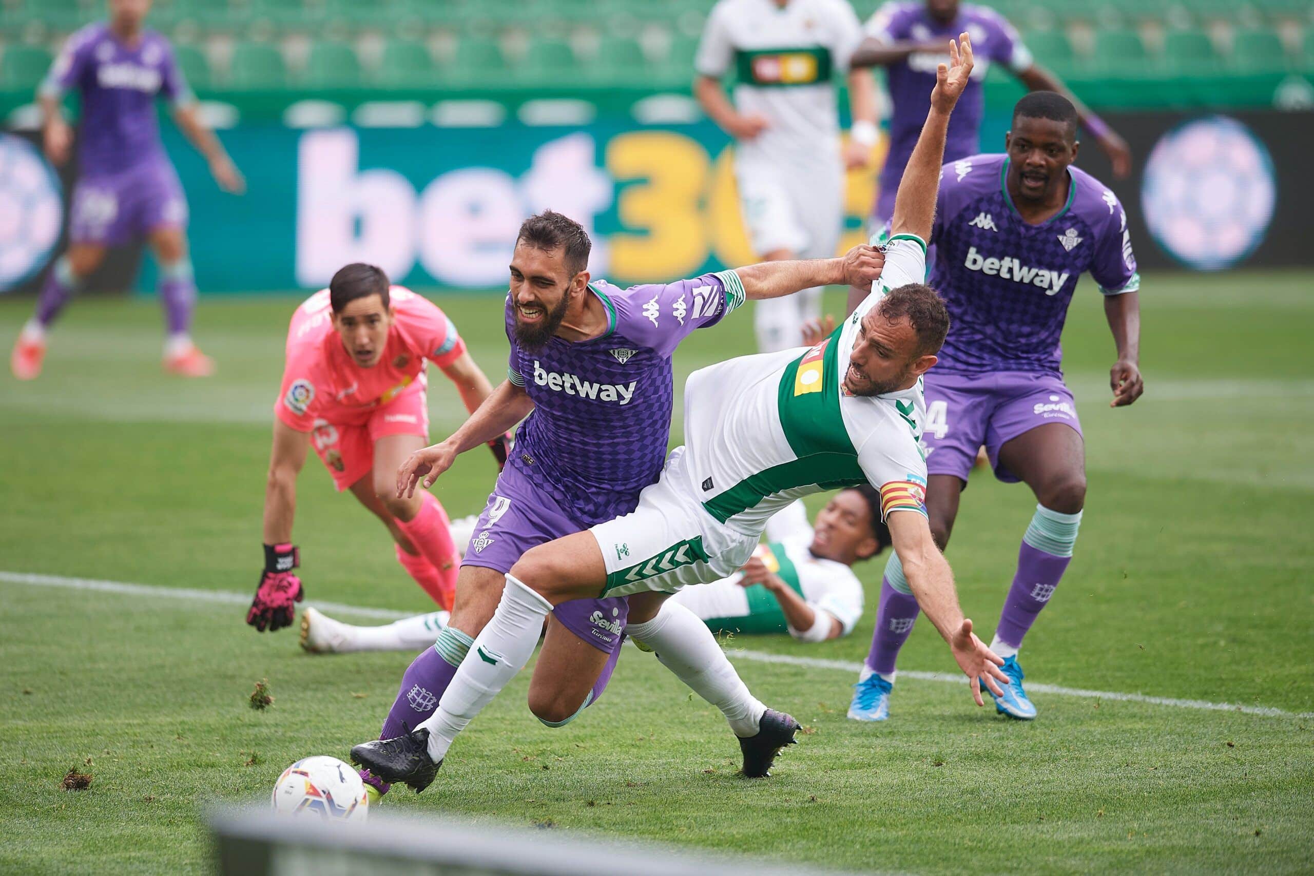 Jugada del penalti a favor del Betis. / Foto vía @Realbetis