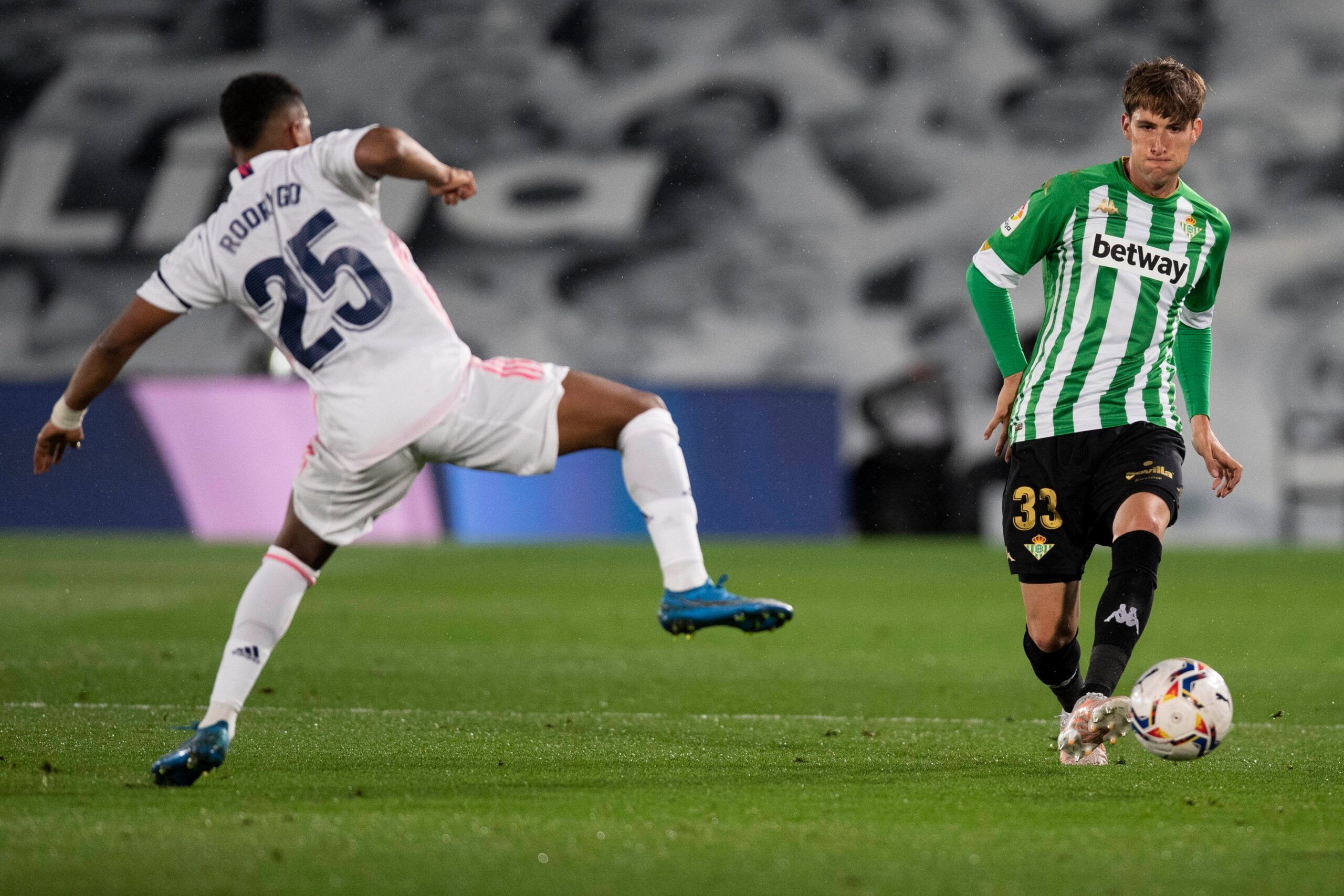 Miranda y Rodrygo en el encuentro en Valdebebas entre Real Madrid y Real Betis