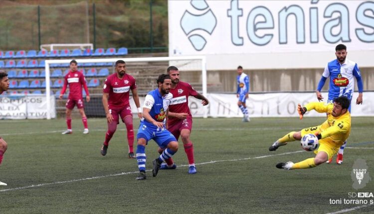 Lance del juego entre Ejea y Alaves 'B' de la última jornada disputada en el Municipal de Ejea