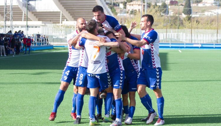 Los jugadores del Ebro celebran un gol de la última jornada ante el Izarra