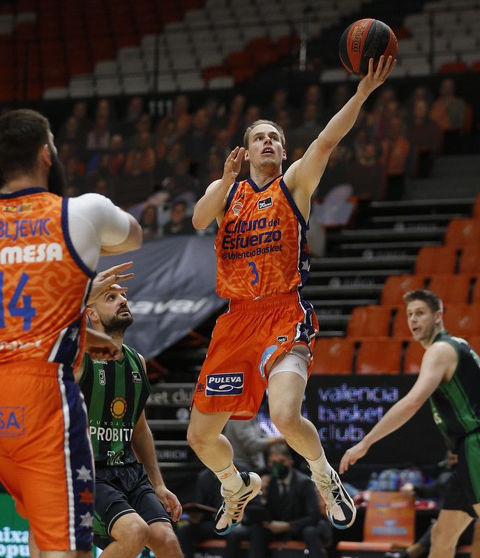 Club Joventut Badalona se impone holgadamente sobre Valencia Basket. Fuente: M.A. Polo (VBC).