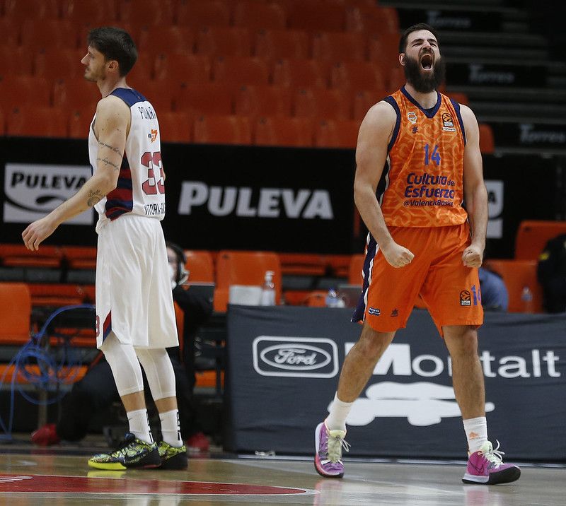Bojan Dubljevic celebrando la canasta final que mantiene las esperanzas "taronja". Fuente: M.A. Polo (VBC).