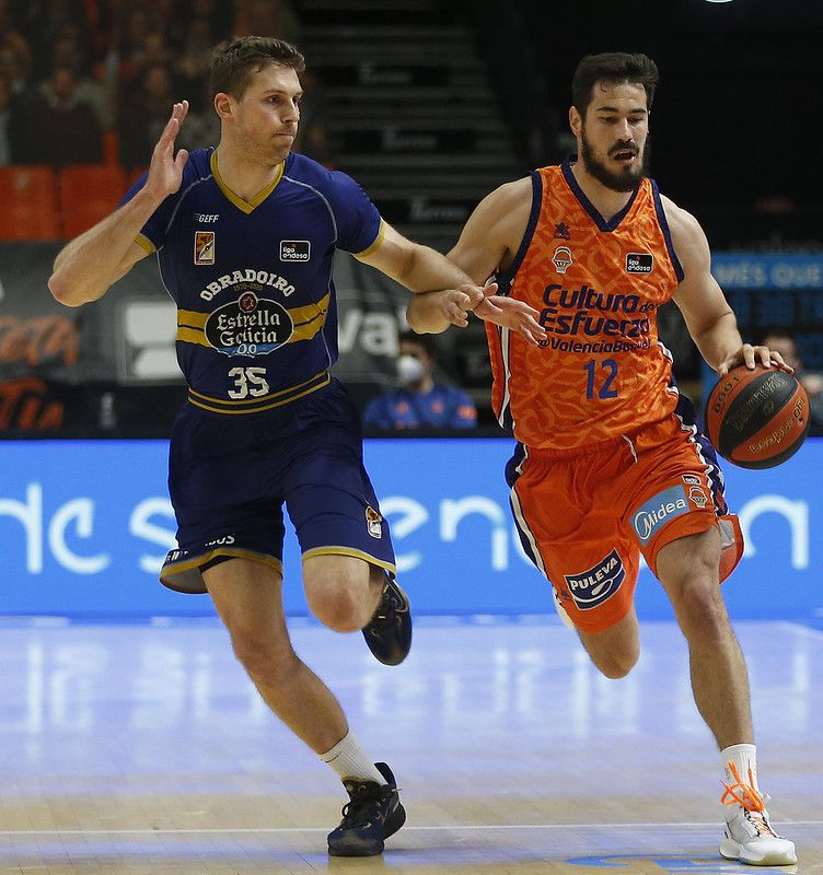 Nikola Kalinic y Chris Czerapowicz en un lance del partido. Fuente: M.A. Polo (VBC).