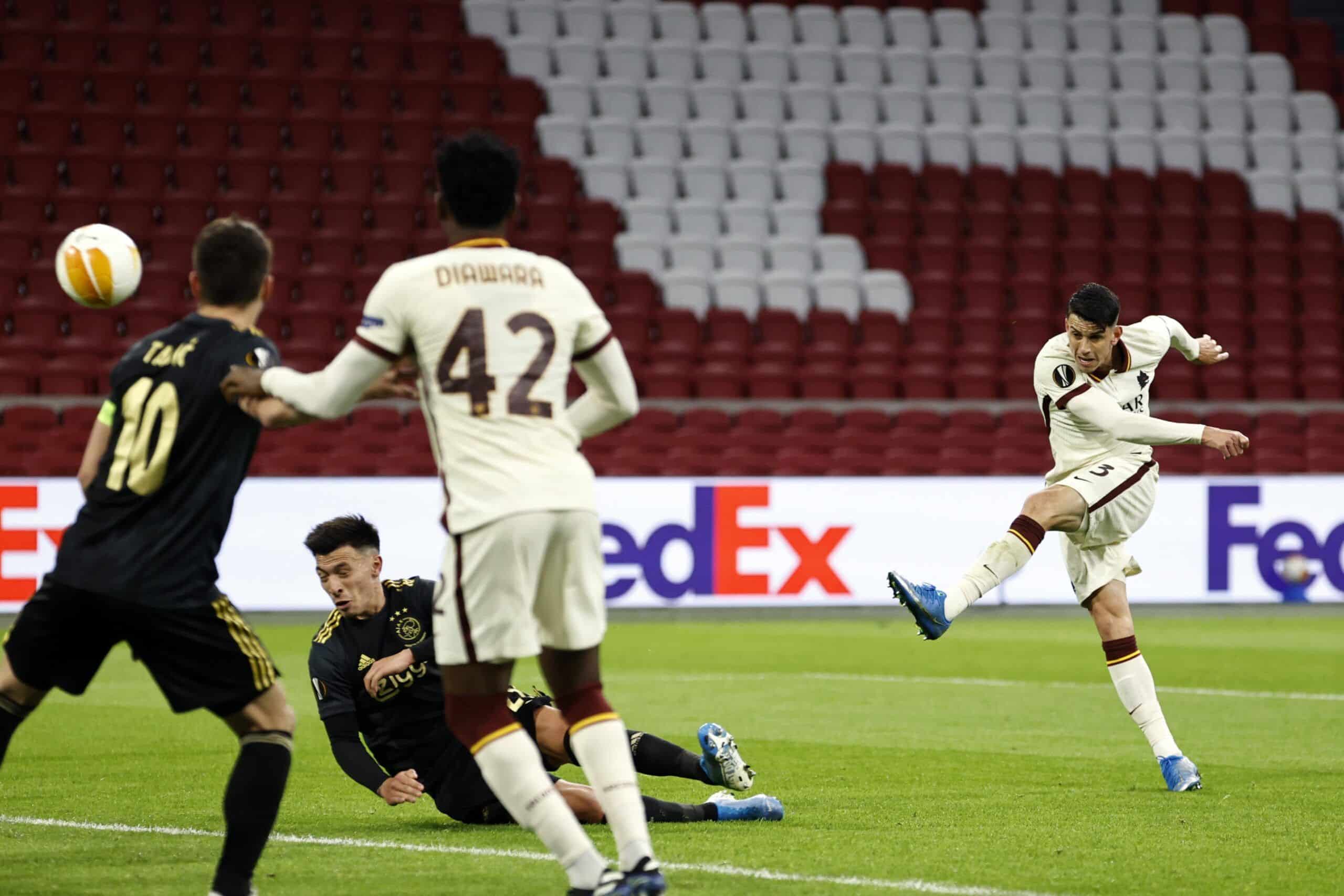 Ajax 1-2 Roma: De casi villano a héroe, Ibañez aseguró una importante victroia para  la 'Loba'. Fuente: (@UEFA)