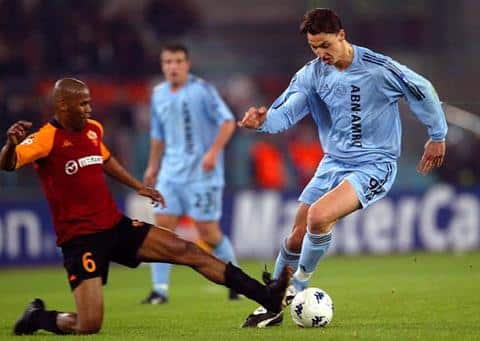 Ajax-Roma: Un joven Zlatan Ibrahimovic fue actor principal en el último cruce entre ambos equipos. Fuente: (@SoyCalcio)