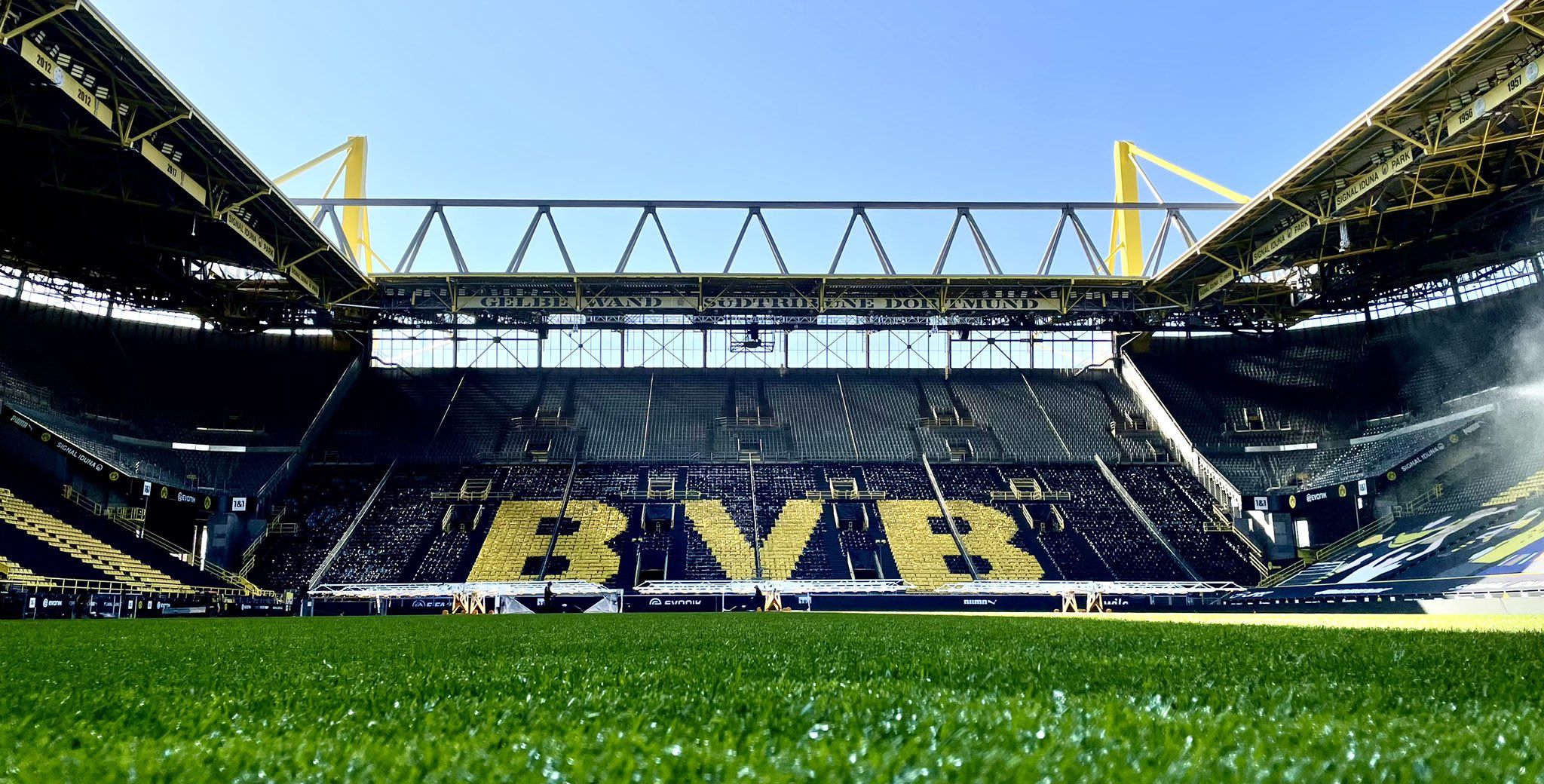 Foto del Signal Iduna Park completamente vacío. Foto: @BlackYellow