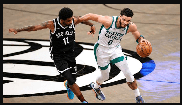 Jason Tatum bota ante la defensa de Kyrie Irving