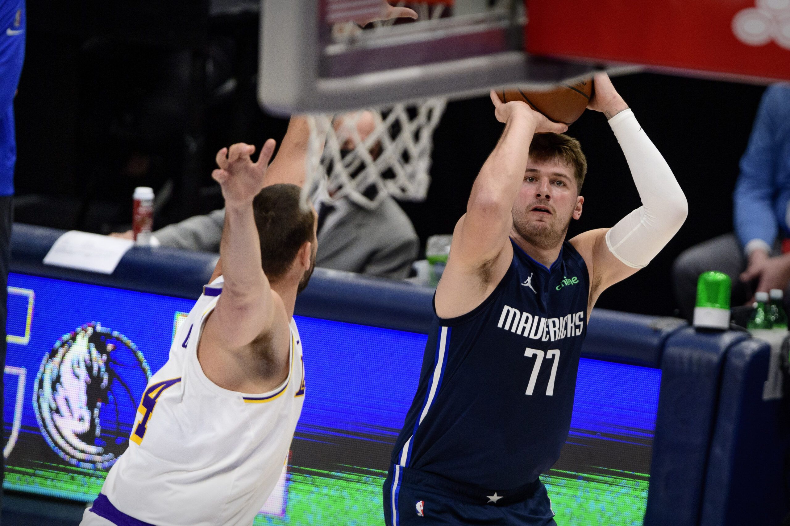 Luka Doncic tirando por encima de Marc Gasol. Foto vía nba.com
