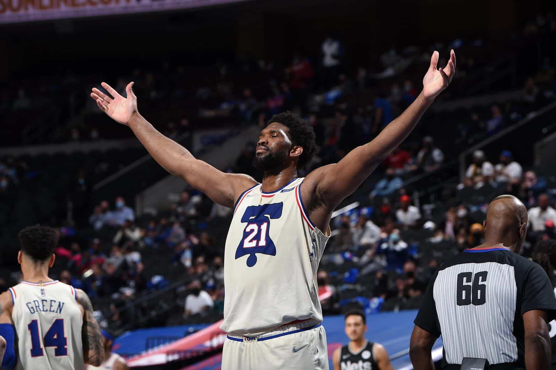 Joel Embiid celebrando un dos más uno. Foto vía: nba.com