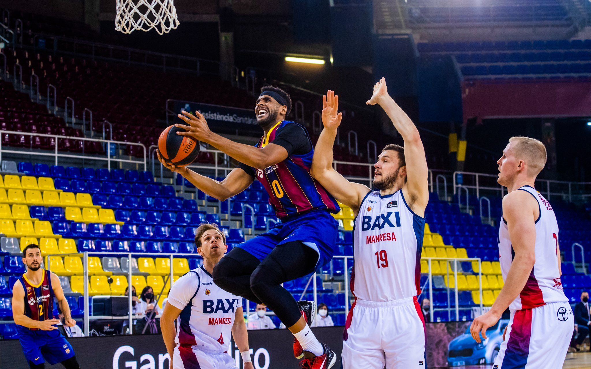 Brandon Davies anotando ante el Baxi Manresa (Fuente: Twitter @FCBbasket)