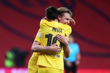 De Jong y Messi celebrando uno de los goles. Fuente: @FCBarcelona_es
