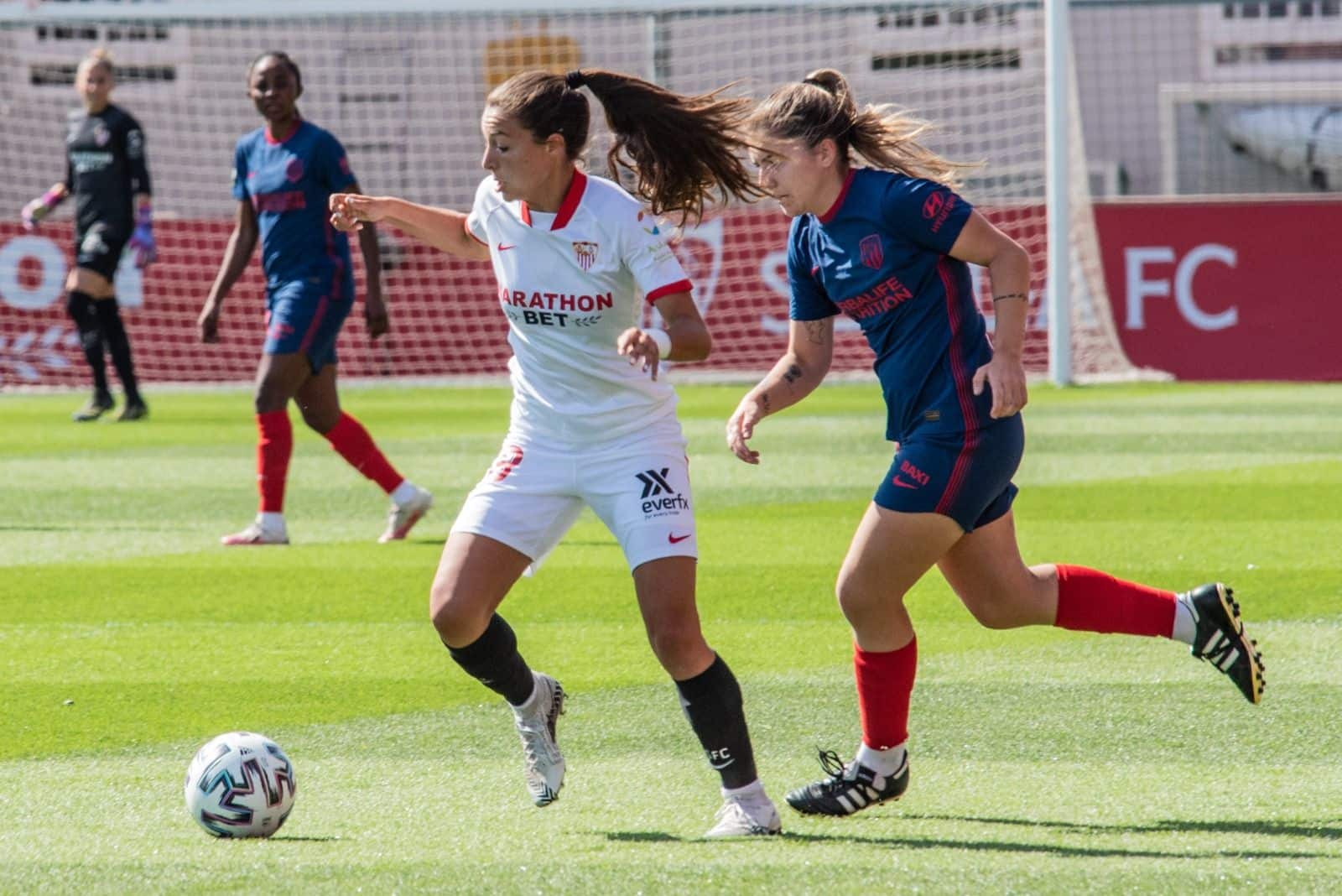 Ana Franco trajo de cabeza a la defensa del Atlético.  Fuente: https://twitter.com/SevillaFC_Fem