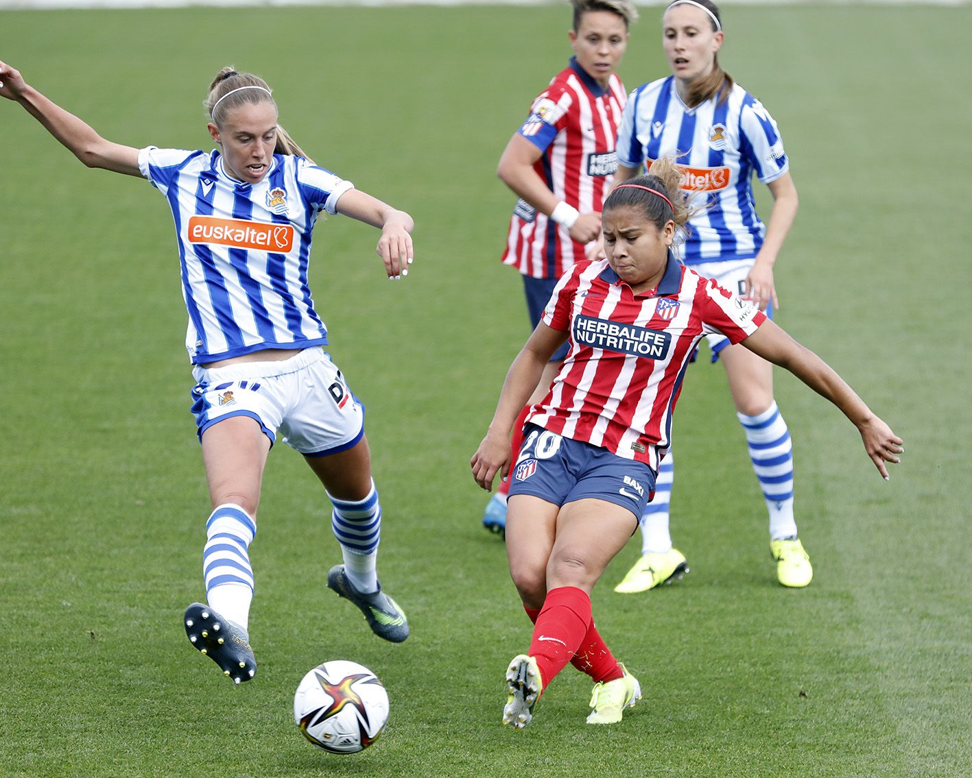 Latorre y Santos en la disputa de un balón ante la atenta mirada de Sampedro y Gemma Gili. Fuente: https://twitter.com/AtletiFemenino/