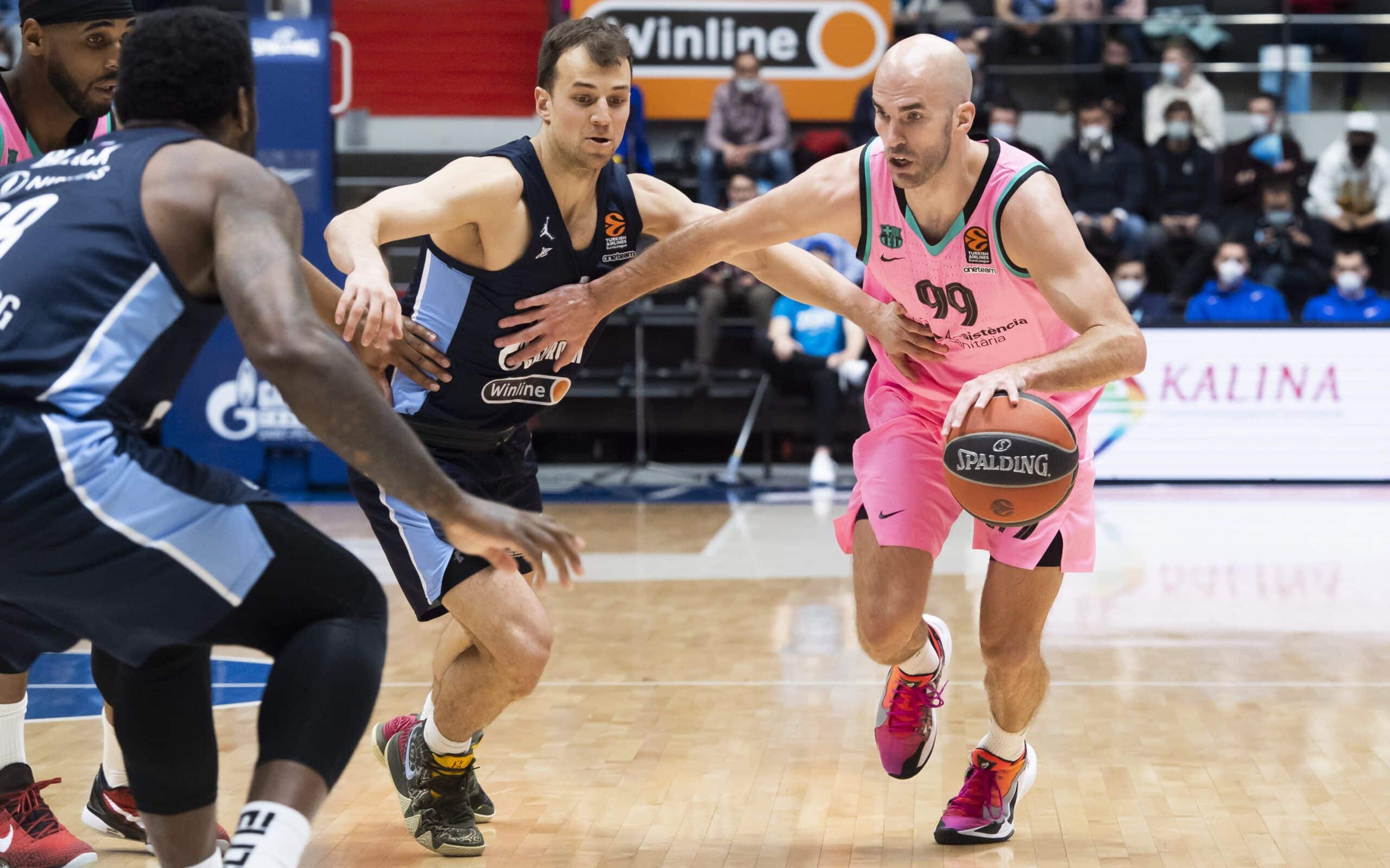 Nick Calathes avanza con la pelota ante la presencia de varios rivales. Foto: @FCBbasket