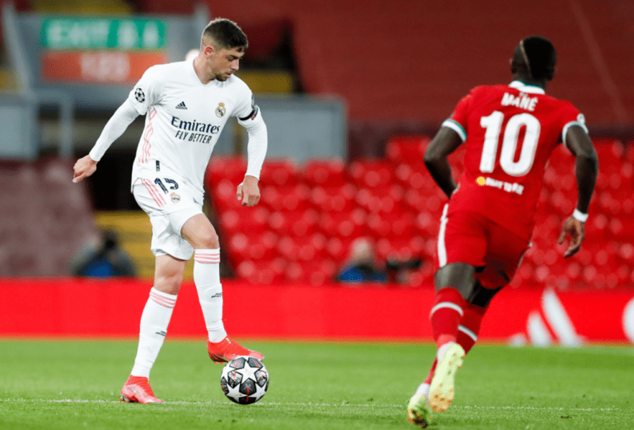 Federico Valverde da un pase en un Liverpool Football Club - Real Madrid Club de Fútbol. Foto: Real Madrid Club de Fútbol.