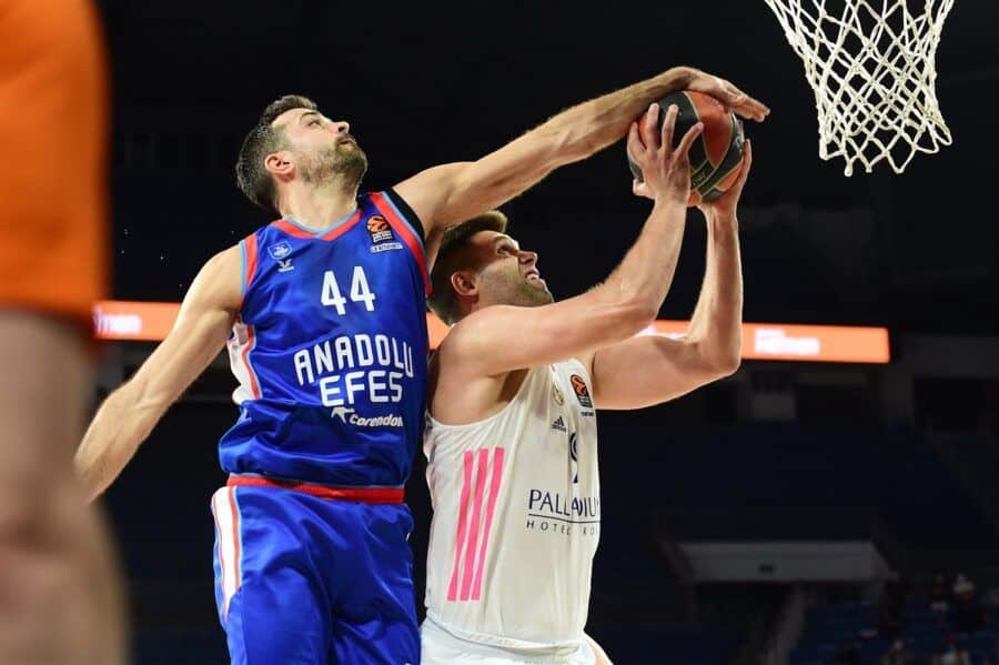 Krunoslav Simon tapona a Felipe Reyes en un Anadolu Efes Istanbul - Real Madrid. Foto: Turkish Airlines Euroleague.