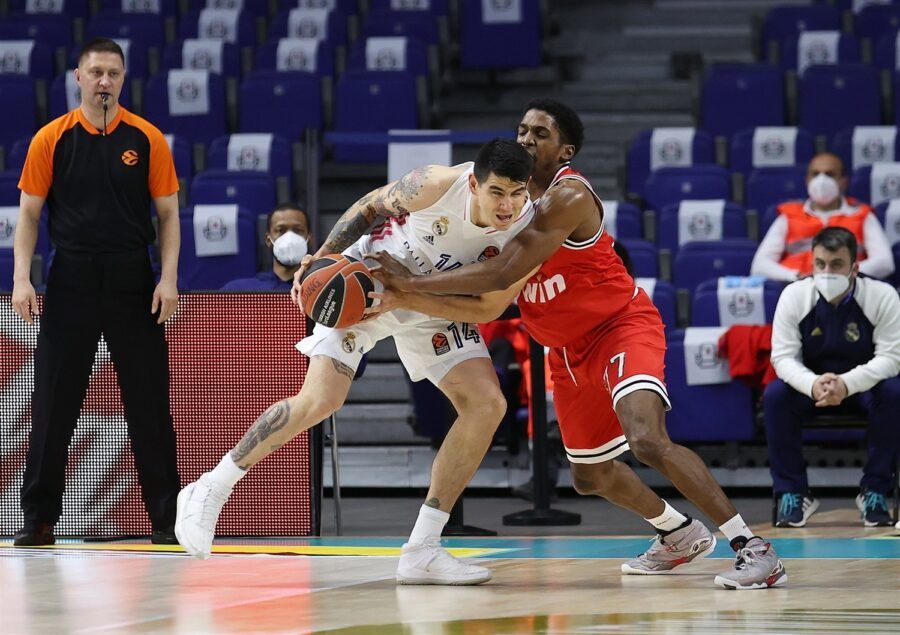 Gabriel Deck postea a Shaquielle McKissis en un Real Madrid - Olympiacos Piraeus. Foto: Turkish Airlines Euroleague.