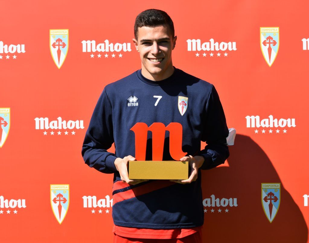 Miki Villar recogiendo el premio a mejor jugador del Compos este pasado mes de Marzo