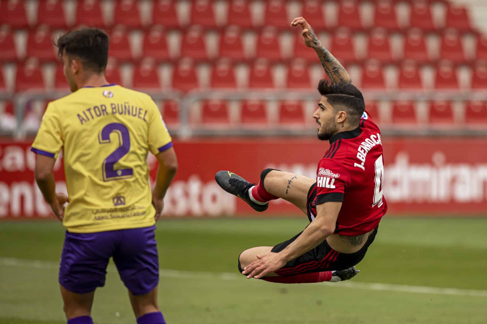 Berrocal remata de manera acrobática ante la mirada de Buñuel