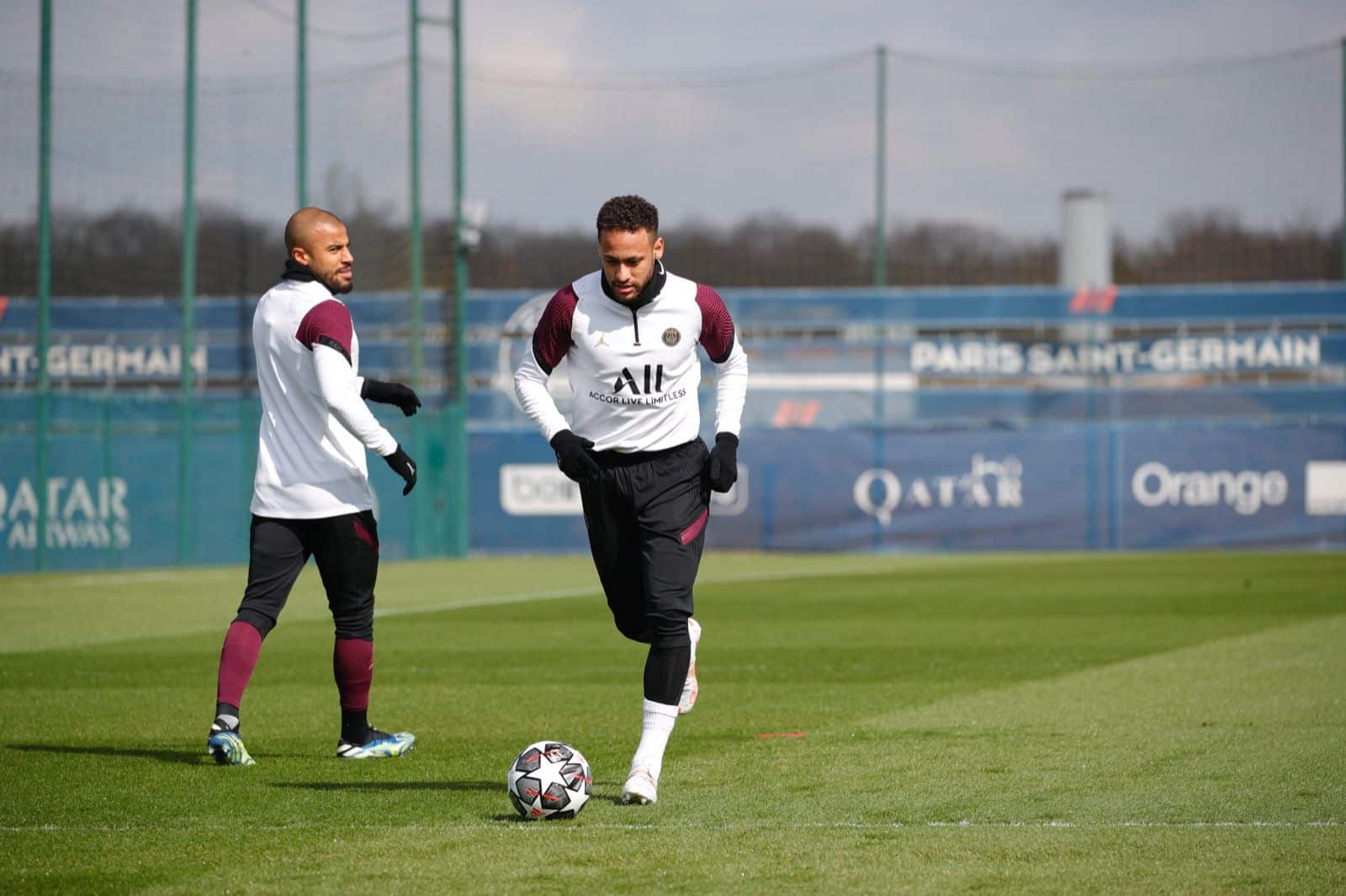 Neymar y Rafinha preparando la vuelta de UEFA Champions League. Foto: @PSG_espanol