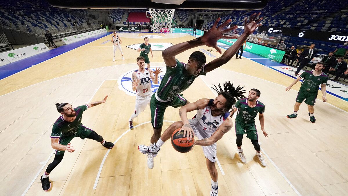 Yannick Nzosa intimidando a Pierria Henry. Foto vía: ACB.com