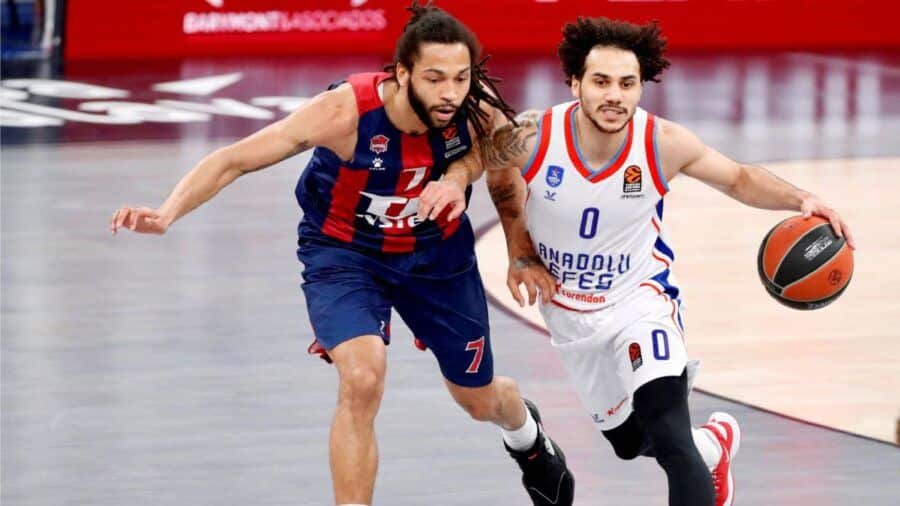 Pierria Henry defiende a Shane Larkin en un TD Systems Baskonia Vitoria-Gasteiz - Anadolu Efes Istanbul. Foto: Agencia EFE.