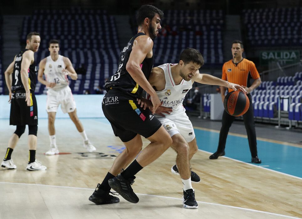 Nicolás Laprovittola bota ante Sergio Rodríguez en un Real Madrid - Lenovo Tenerife. Foto: Liga Endesa.