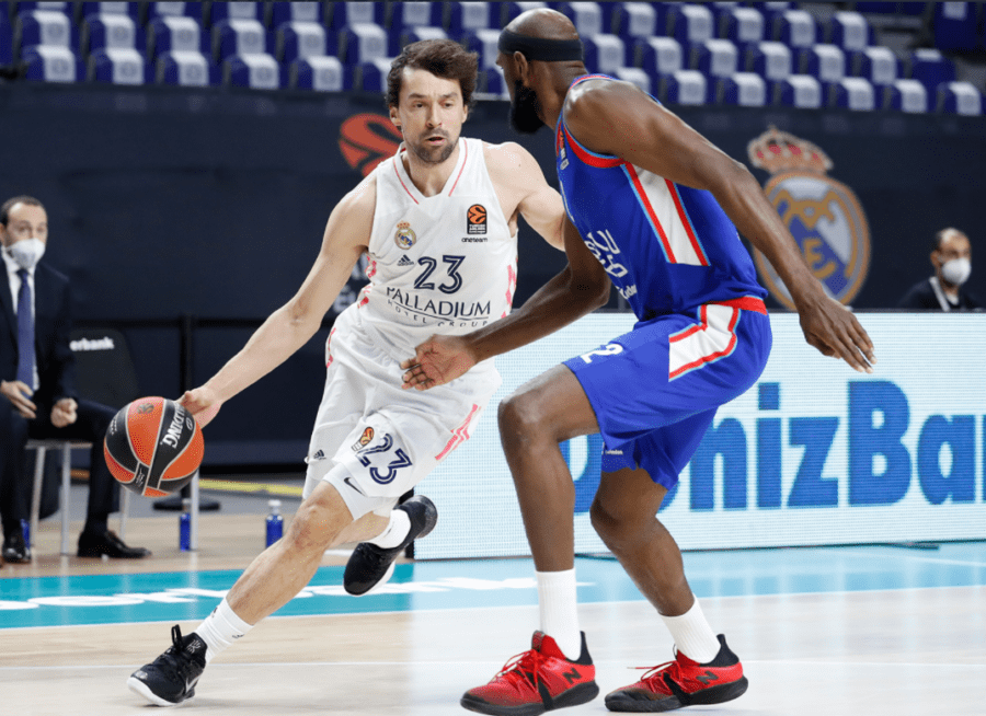 Sergio Llull ataca a Chris Singleton en un Real Madrid - Anadolu Efes Istanbul. Foto: Real Madrid.
