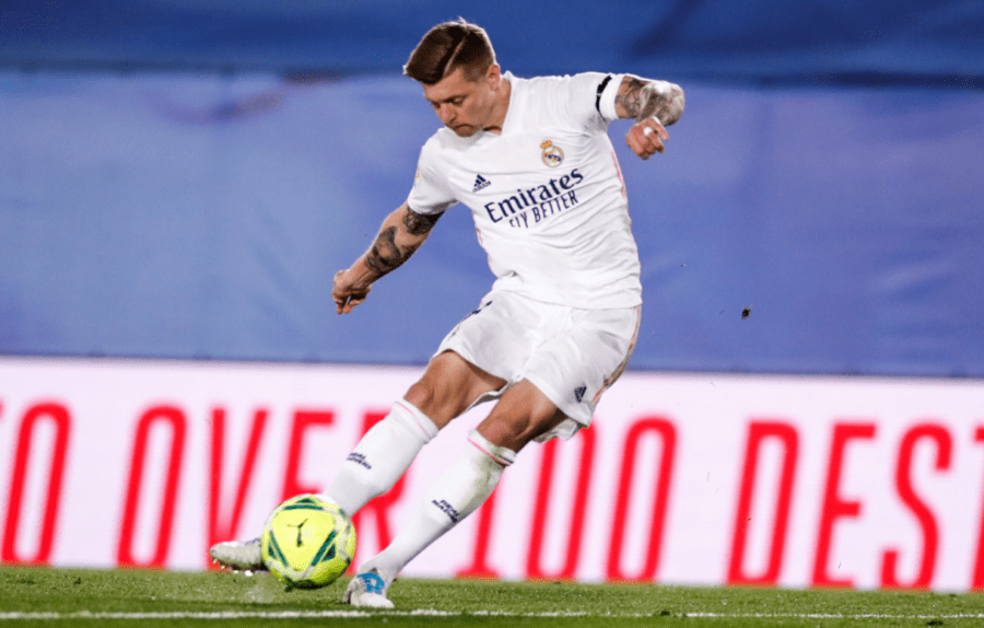 Toni Kroos lanza una canasta en un partido como jugador del Real Madrid Club de Fútbol. Foto: Real Madrid Club de Fútbol.